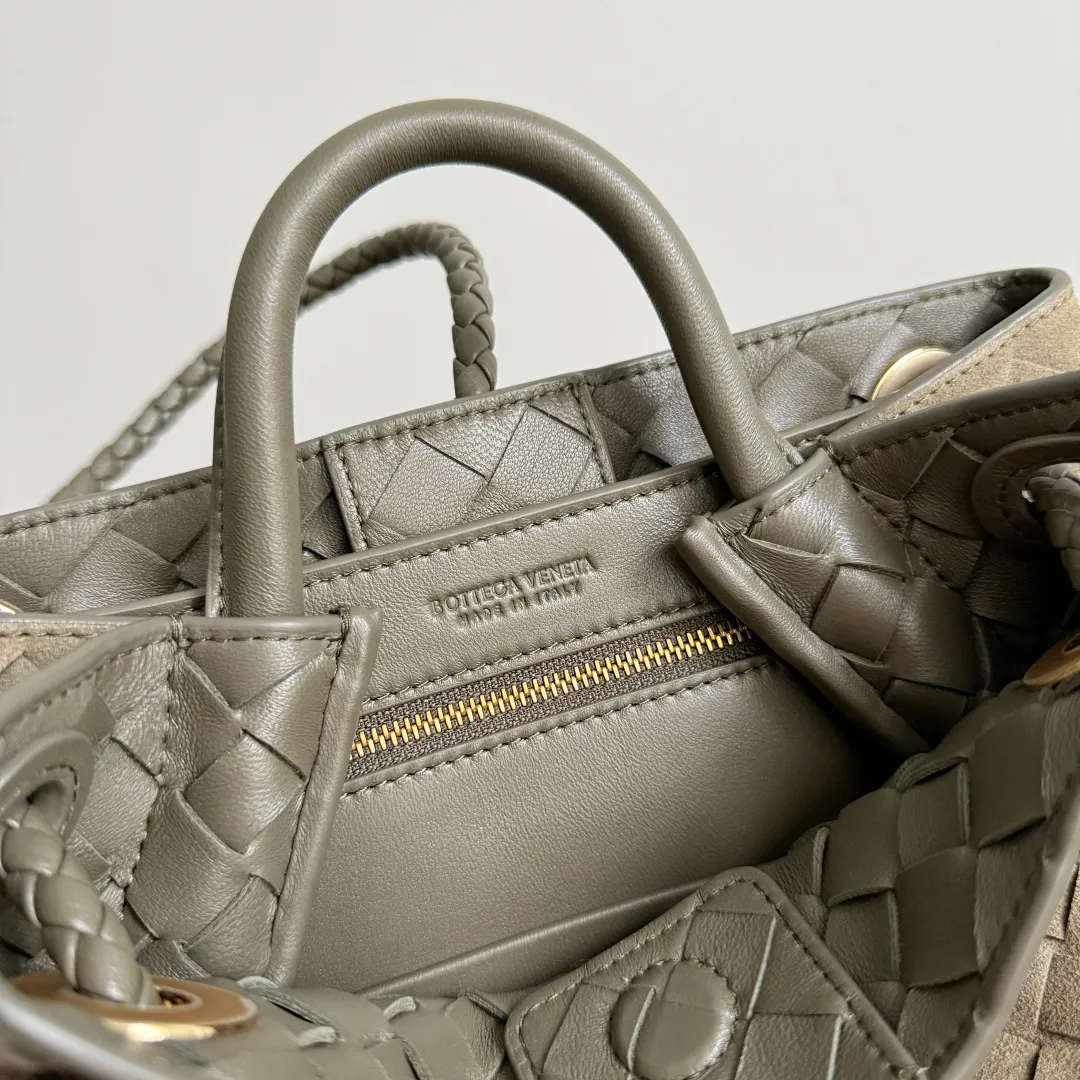 The new Andiamo batch of 3060 BV is shipped‼ ️The classic intercciato weaving process is used to create a soft bag, the metal knot is made of micro-cast aluminum using jewelry technology🪢, and the decorative beads are made of metal and hand-polished oak, allowing you to jump repeatedly between elegance and fun💃, making it unpredictable. Classic and versatile, it shows off your temperament, and the bag has a large capacity, making it very convenient for daily commuting! It has a variety of carrying methods, the shoulder straps can be adjusted by yourself, the original lambskin feels soft and delicate, and the unisex style breaks gender boundaries and brings a more practical and long-lasting use experience. The Andiamo, which has both elegant and casual styles, perfectly interprets the "fashionable old money style". Style number: 743568+wood hardware Color: suede cypress green Size: 25*22*10.5cm